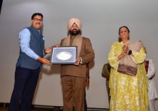 Chancellor of Swami Ram Himalayan University Dr. Vijay Dhasmana honors Governor Lt. Gen. Gurmit Singh (Retd).;?>