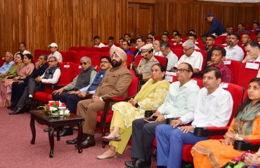 राजभवन ऑडिटोरियम में ‘‘साइंस ऑफ जॉयफुल लिविंग’’ सेमिनार में प्रतिभाग करते हुए राज्यपाल लेफ्टिनेंट जनरल गुरमीत सिंह (से नि) साथ में प्रथम महिला श्रीमती गुरमीत कौर।