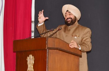 ‘‘साइंस ऑफ जॉयफुल लिविंग’’ सेमिनार संबोधित करते हुए राज्यपाल लेफ्टिनेंट जनरल गुरमीत सिंह (से नि)।