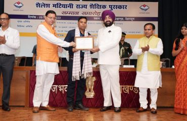 Governor Lt. Gen. Gurmit Singh (Retd) honours teachers with “Shailesh Matiani State Educational Award” at Raj Bhawan along with Chief Minister Pushkar Singh Dhami and Education Minister Dr. Dhan Singh Rawat.