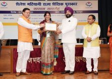 Governor Lt. Gen. Gurmit Singh (Retd) honours teachers with “Shailesh Matiani State Educational Award” at Raj Bhawan along with Chief Minister Pushkar Singh Dhami and Education Minister Dr. Dhan Singh Rawat.;?>