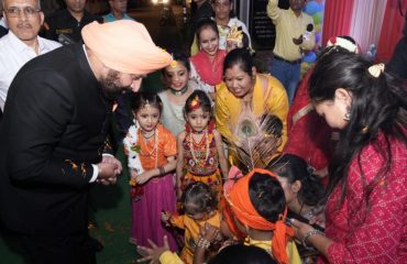 श्रीकृष्ण जन्माष्टमी के अवसर पर बच्चों से मिलते हुए राज्यपाल लेफ्टिनेंट जनरल गुरमीत सिंह (से नि)।