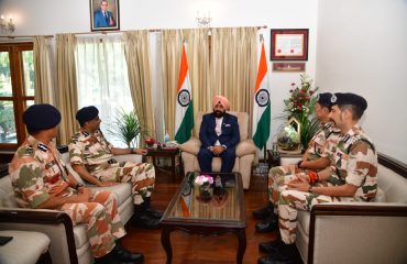 राज्यपाल लेफ्टिनेंट जनरल गुरमीत सिंह (से नि) से मुलाकात करते हुए आईटीबीपी के महानिदेशक अनीश दयाल सिंह एवं अधिकारीगण।