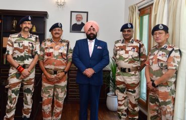 राज्यपाल से मुलाकात करते हुए आईटीबीपी के महानिदेशक अनीश दयाल सिंह एवं अधिकारीगण।