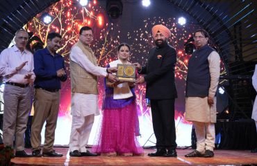 कलाकारों को स्मृति चिन्ह भेंट करते हुए राज्यपाल लेफ्टिनेंट जनरल गुरमीत सिंह (से नि) और मुख्यमंत्री श्री पुष्कर सिंह धामी।