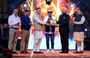 कलाकारों को स्मृति चिन्ह भेंट करते हुए राज्यपाल लेफ्टिनेंट जनरल गुरमीत सिंह (से नि) और मुख्यमंत्री श्री पुष्कर सिंह धामी।