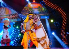 Artists present dance based on Shri Krishna and Radha.;?>