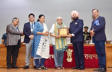 उद्यमियों को सम्मानित करते हुए राज्यपाल लेफ्टिनेंट जनरल गुरमीत सिंह (से नि)।