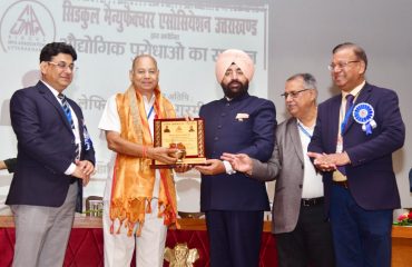 उद्यमियों को सम्मानित करते हुए राज्यपाल लेफ्टिनेंट जनरल गुरमीत सिंह (से नि)।