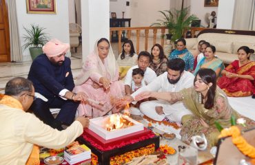 09-09-2023:राजभवन में हवन करते हुए राज्यपाल लेफ्टिनेंट जनरल गुरमीत सिंह (से नि) साथ में प्रथम महिला