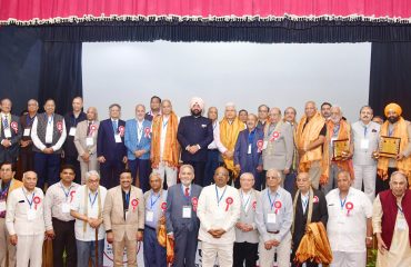 सम्मानित हुए उद्यमियों के साथ राज्यपाल लेफ्टिनेंट जनरल गुरमीत सिंह (से नि)।