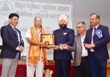 Governor Lt Gen Gurmit Singh (Retd) honours entrepreneurs.;?>