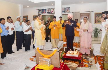 हवन करते हुए राज्यपाल लेफ्टिनेंट जनरल गुरमीत सिंह (से नि) साथ में प्रथम महिला श्रीमती गुरमीत कौर।