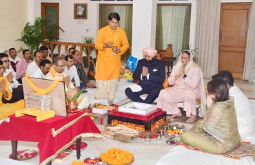राजभवन में हवन करते हुए राज्यपाल लेफ्टिनेंट जनरल गुरमीत सिंह (से नि) साथ में प्रथम महिला श्रीमती गुरमीत कौर।