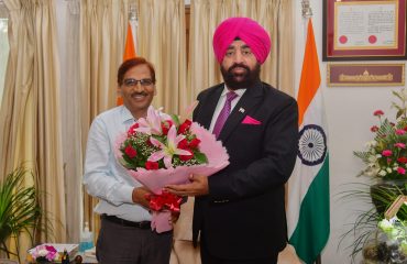 राज्यपाल लेफ्टिनेंट जनरल गुरमीत सिंह (से नि) से शिष्टाचार भेंट करते हुए अपर निदेशक उद्यान, डॉ. आर. के. सिंह।