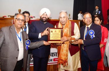 उद्यमियों को सम्मानित करते हुए राज्यपाल लेफ्टिनेंट जनरल गुरमीत सिंह (से नि)।