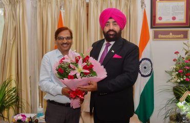 Additional Director Horticulture, Dr. R.K. Singh paid a courtesy visit on Governor Lt Gen Gurmit Singh (Retd)