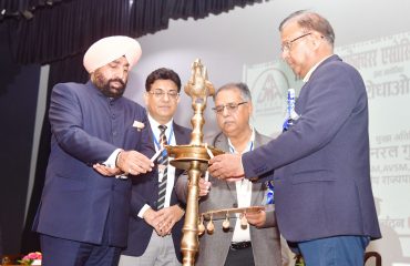‘‘औद्योगिक पुरोधाओं का सम्मान’’ समारोह का शुभारंभ करते हुए राज्यपाल लेफ्टिनेंट जनरल गुरमीत सिंह (से नि)।