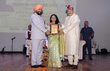 Governor Lt Get Gurmit Singh (Retd) and Cabinet Minister Satpal Maharaj honour folk singer Meena Rana.