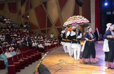 कार्यक्रम में मनमोहक प्रस्तुतियां देते हुए कलाकार।