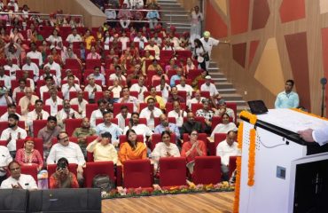हिमालयन सांस्कृतिक केन्द्र, गढ़ी कैंट में आयोजित कार्यक्रम को संबोधित करते हुए राज्यपाल लेफ्टिनेंट जनरल गुरमीत सिंह (से नि)