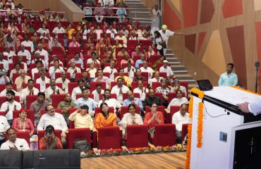 हिमालयन सांस्कृतिक केन्द्र, गढ़ी कैंट में आयोजित कार्यक्रम को संबोधित करते हुए राज्यपाल लेफ्टिनेंट जनरल गुरमीत सिंह (से नि)
