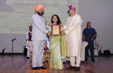 लोकगायक मीना राणा को सम्मानित करते हुए राज्यपाल लेफ्टिनेंट जनरल गुरमीत सिंह (से नि) एवं कैबिनेट मंत्री सतपाल महाराज।