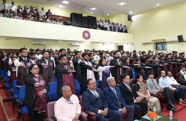 Governor Lt Gen Gurmit Singh (Retd) administers oath to the students of the university.