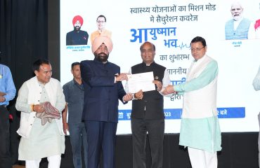 टीबी मुक्त भारत अभियान के तहत निःक्षय मित्र बनकर रोगियों की मदद करने वाली संस्थाओं को सम्मानित करते हुए राज्यपाल लेफ्टिनेंट जनरल गुरमीत सिंह (से नि)।