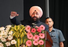 Governor Lt Gen Gurmit Singh (Retd) administers the oath of organ donation/body donation to the people present in the program.;?>