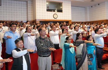 Governor Lt Gen Gurmit Singh (Retd) administers the oath of organ donation/body donation to the people present in the program.