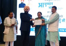 टीबी मुक्त भारत अभियान के तहत निःक्षय मित्र बनकर रोगियों की मदद करने वाली संस्थाओं को सम्मानित करते हुए राज्यपाल लेफ्टिनेंट जनरल गुरमीत सिंह (से नि)।;?>