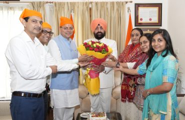 मुख्यमंत्री पुष्कर सिंह धामी को जन्मदिवस की शुभकामनाएं देते हुए राज्यपाल लेफ्टिनेंट जनरल गुरमीत सिंह (से नि)।