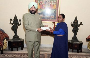 Governor Lt Gen Gurmit Singh (Retd) rewards the daily workers working in Raj Bhawan household establishment and garden