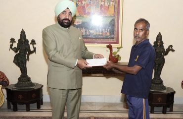 राजभवन गृहस्थ अधिष्ठान और उद्यान में कार्यरत दैनिक श्रमिकों को पुरस्कृत करते हुए राज्यपाल लेफ्टिनेंट जनरल गुरमीत सिंह(से नि)
