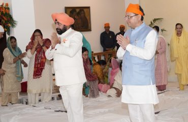 राजभवन में अखण्ड पाठ के आयोजन अवसर पर राज्यपाल लेफ्टिनेंट जनरल गुरमीत सिंह (से नि) एवं मुख्यमंत्री पुष्कर सिंह धामी।