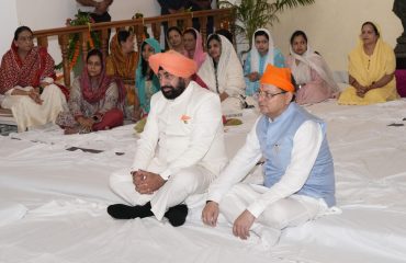 राजभवन में अखण्ड पाठ के आयोजन अवसर पर राज्यपाल लेफ्टिनेंट जनरल गुरमीत सिंह (से नि) एवं मुख्यमंत्री पुष्कर सिंह धामी।
