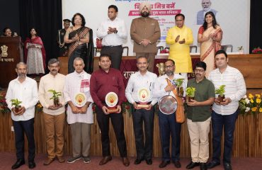 राजभवन ऑडिटोरियम में आयोजित कार्यक्रम में उत्कृष्ट कार्य करने वाले लोगों को सम्मानित करते हुए राज्यपाल लेफ्टिनेंट जनरल गुरमीत सिंह (से नि)।