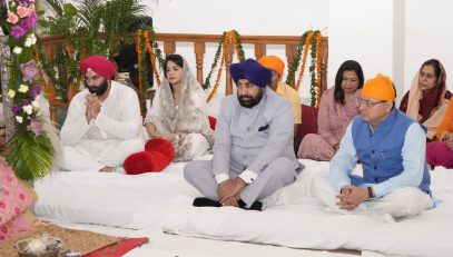 Governor Lt Gen Gurmit Singh (Retd) and Chief Minister Pushkar Singh Dhami listen to the recitation of the holy Sri Guru Granth Sahib.