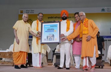 Governor Lt Gen Gurmit Singh (Retd) participates in the program organized at Dev Sanskriti University, Haridwar.