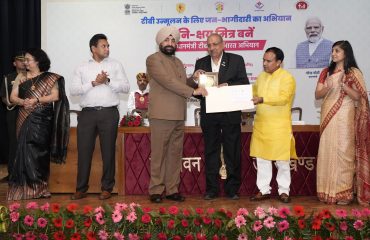 राजभवन ऑडिटोरियम में आयोजित कार्यक्रम में उत्कृष्ट कार्य करने वाले लोगों को सम्मानित करते हुए राज्यपाल लेफ्टिनेंट जनरल गुरमीत सिंह (से नि)।