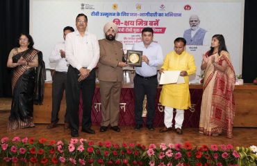 राजभवन ऑडिटोरियम में आयोजित कार्यक्रम में उत्कृष्ट कार्य करने वाले लोगों को सम्मानित करते हुए राज्यपाल लेफ्टिनेंट जनरल गुरमीत सिंह (से नि)।