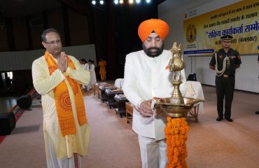 Governor Lt Gen Gurmit Singh (Retd) inaugurates the program “Akhand Deepak Centenary Celebrations: Active Workers Conference” by lighting the lamp at Dev Sanskriti University, Haridwar.