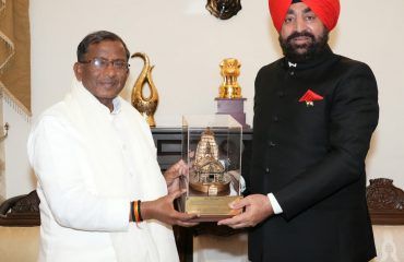 राज्यपाल लेफ्टिनेंट जनरल गुरमीत सिंह (से नि) से राजभवन में शिष्टाचार भेंट करते हुए सिक्किम के राज्यपाल श्री लक्ष्मण प्रसाद आचार्य।