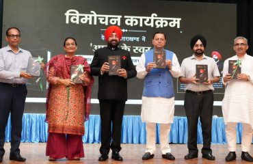 Governor Lt Gen Gurmit Singh (Retd) and Chief Minister Pushkar Singh Dhami release the book 'Atma Ke Swar' at Raj Bhawan.