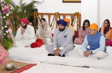 पवित्र श्रीगुरू ग्रंथ साहिब के अखण्ड पाठ को सुनते हुए राज्यपाल लेफ्टिनेंट जनरल गुरमीत सिंह (से नि) एवं मुख्यमंत्री पुष्कर सिंह धामी।