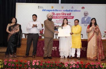 राजभवन ऑडिटोरियम में आयोजित कार्यक्रम में उत्कृष्ट कार्य करने वाले लोगों को सम्मानित करते हुए राज्यपाल लेफ्टिनेंट जनरल गुरमीत सिंह (से नि)।