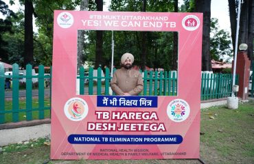 कार्यक्रम में लगे पोस्टर मैं भी निःक्षय मित्र में सेल्फी लेते हुए राज्यपाल लेफ्टिनेंट जनरल गुरमीत सिंह (से नि)।