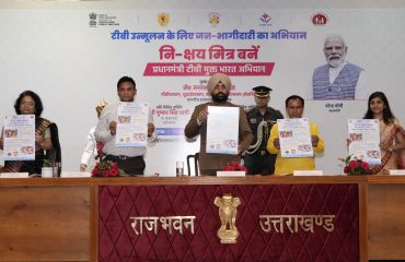 ‘‘टीबी मुक्त पंचायत अभियान’’ का विमोचन करते हुए राज्यपाल लेफ्टिनेंट जनरल गुरमीत सिंह (से नि)।