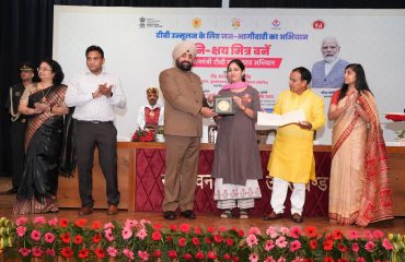 :राजभवन ऑडिटोरियम में आयोजित कार्यक्रम में उत्कृष्ट कार्य करने वाले लोगों को सम्मानित करते हुए राज्यपाल लेफ्टिनेंट जनरल गुरमीत सिंह (से नि)।